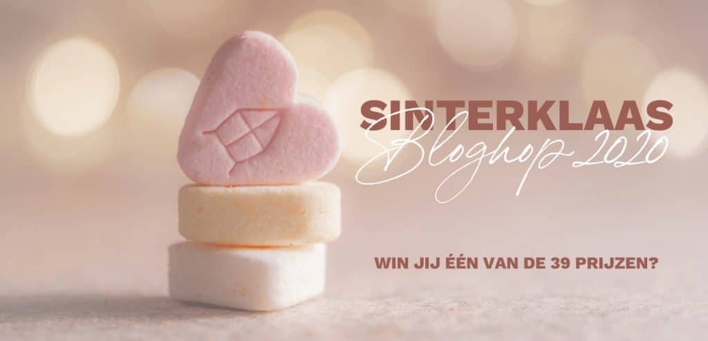 Sinterklaasbloghop vol inspiratie en winacties! 7 Gestapelde Sinterklaas snoepjes met tekst over bloghop 2020 en 39 prijzen winnen.