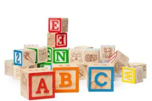 Houten speelblokken met letters, cijfers en afbeeldingen, waaronder A, B, C en E.
