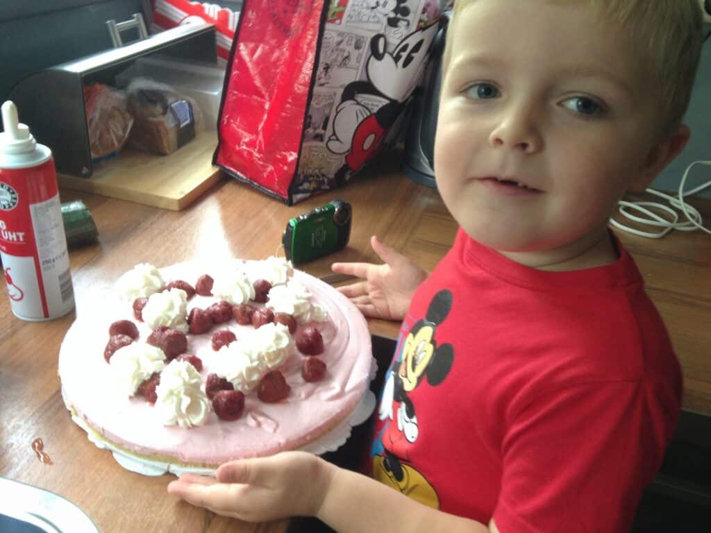 Kleinigheidjes voor Vaderdag om papa blij te maken 4 Jongen met een zelfgemaakte taart voor Vaderdag