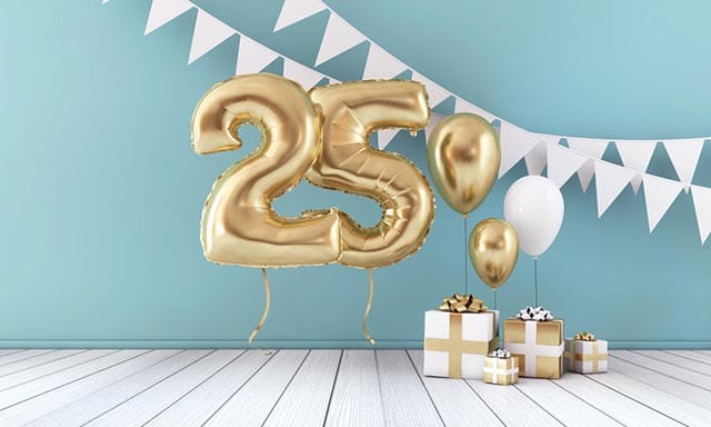 Cadeau voor 50 jaar getrouwd: zo maak je het gouden huwelijk onvergetelijk 1 Gouden ballonnen 25 met witte en gouden ballonnen en cadeaus voor een feestje, blauwe achtergrond.