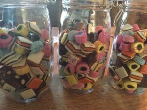 Glazen snoeppot met namen van alle kinderen geschreven erop als knutselcadeau voor de juf