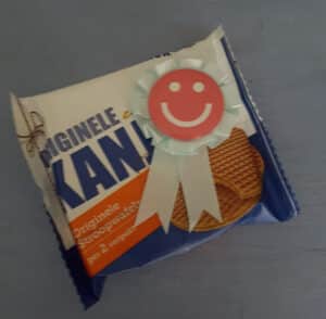 Kanjer stroopwafels in originele blauw-witte verpakking als zelfgemaakt cadeau voor de juf