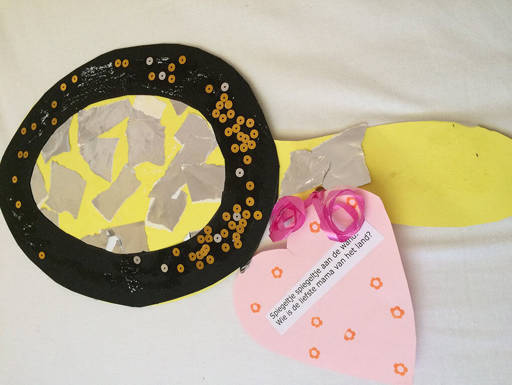 Nu de kinderen ouder zijn; mis ik de zelfgemaakte Moederdagcadeautjes! 12 Kindertaak met knutselspiegeltje, hart en tekst over liefste mama van het land.