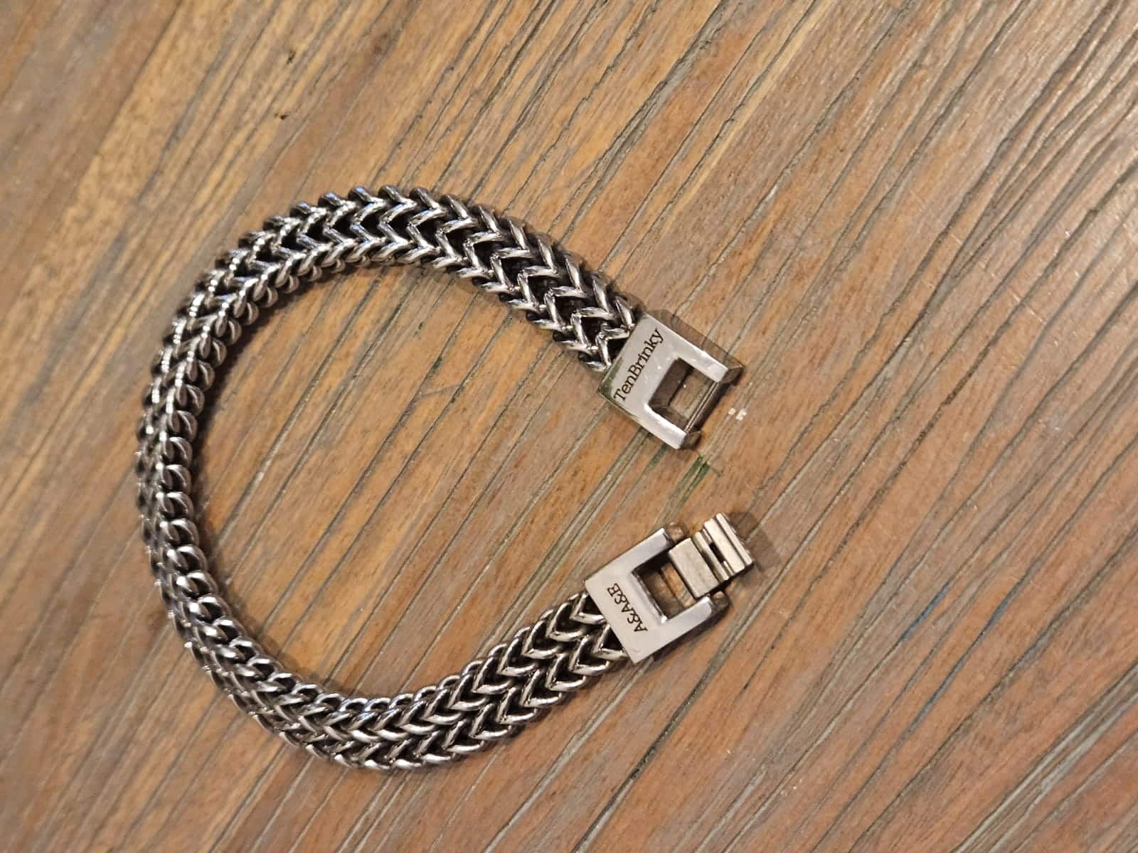 twee metalen armbanden inscripties hout