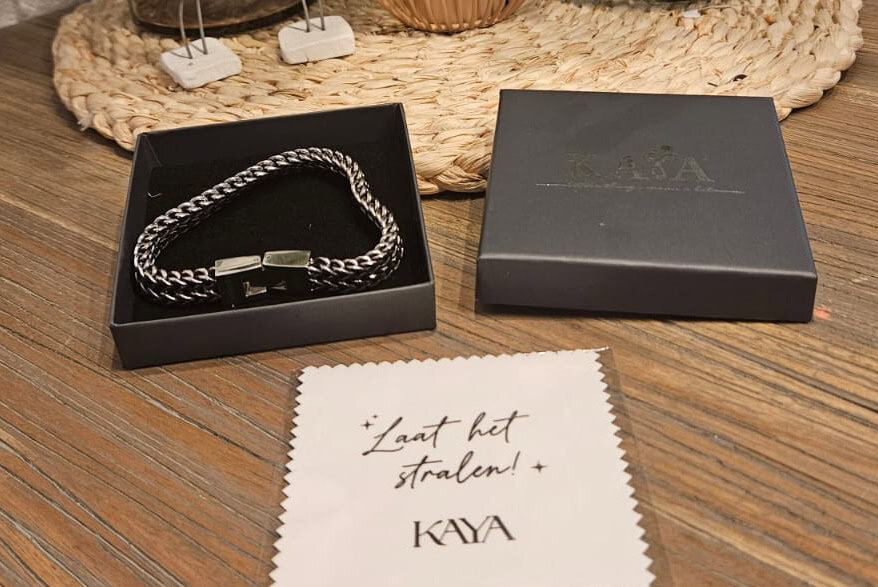 zilverkleurige armband zwart doosje kaya