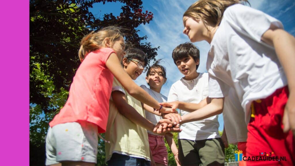 Kinderen van 6 tot 8 jaar spelen met speelgoed
