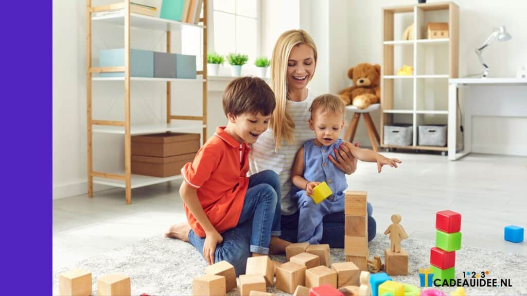 Cadeaus voor kleuters: 4 en 5 jaar vol spel, ontdekking en plezier 1 Kleuter speelt met speelgoed cadeau