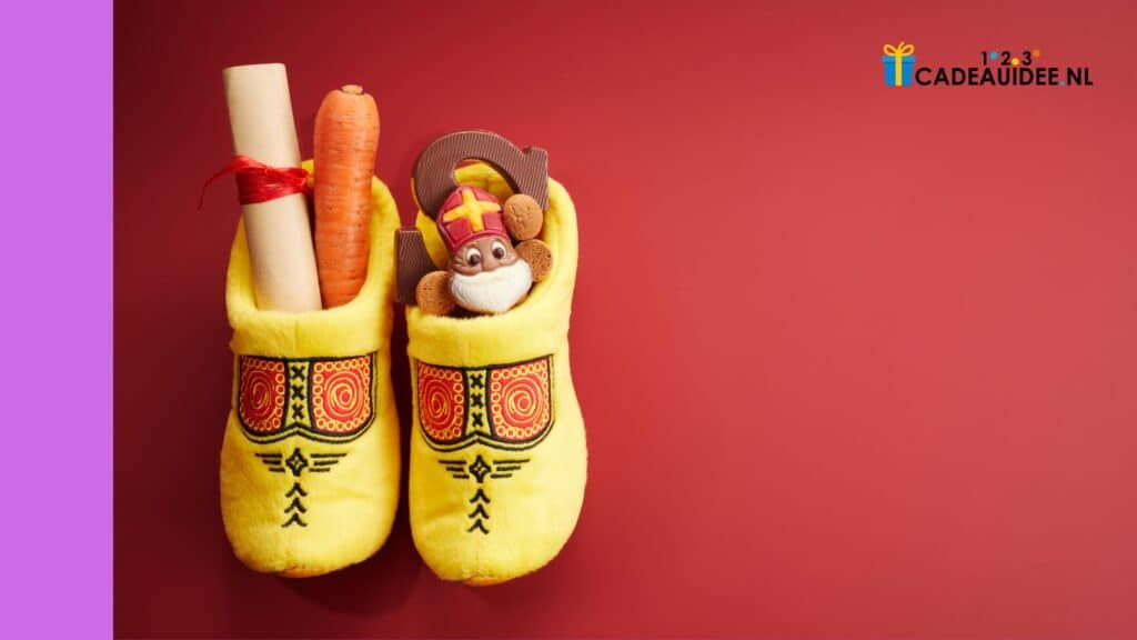 Twee gele klompen gevuld met wortel, brief, chocolade Sinterklaasfiguur en kruidnoten.