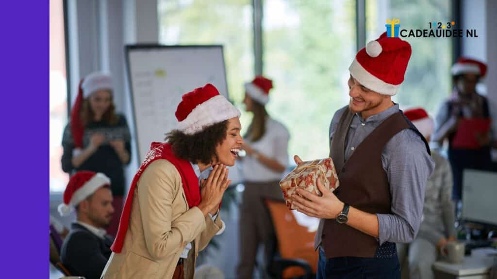 Collega's met kerstmutsen die cadeaus uitwisselen op kantoor