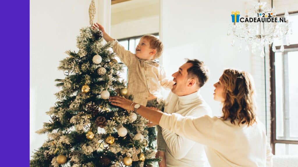 Kerstcadeau gezin: originele ideeën om samen te genieten 1 Gezin met kind versiert kerstboom met gouden en witte versieringen in lichte woonkamer.