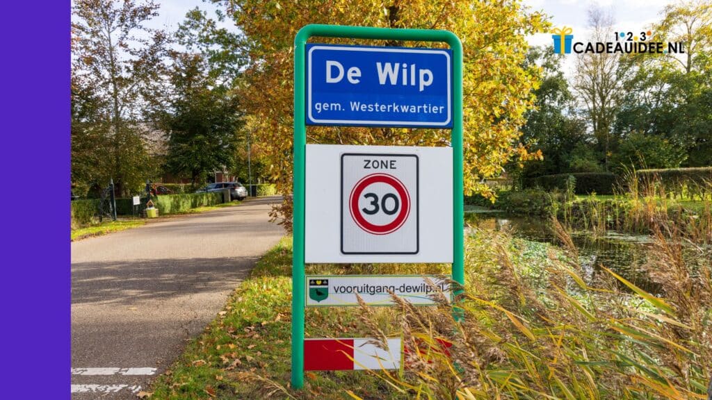 Straatnaambord De Wilp bij ingang gemeente Westerkwartier met snelheidszone 30 km/u en natuur.
