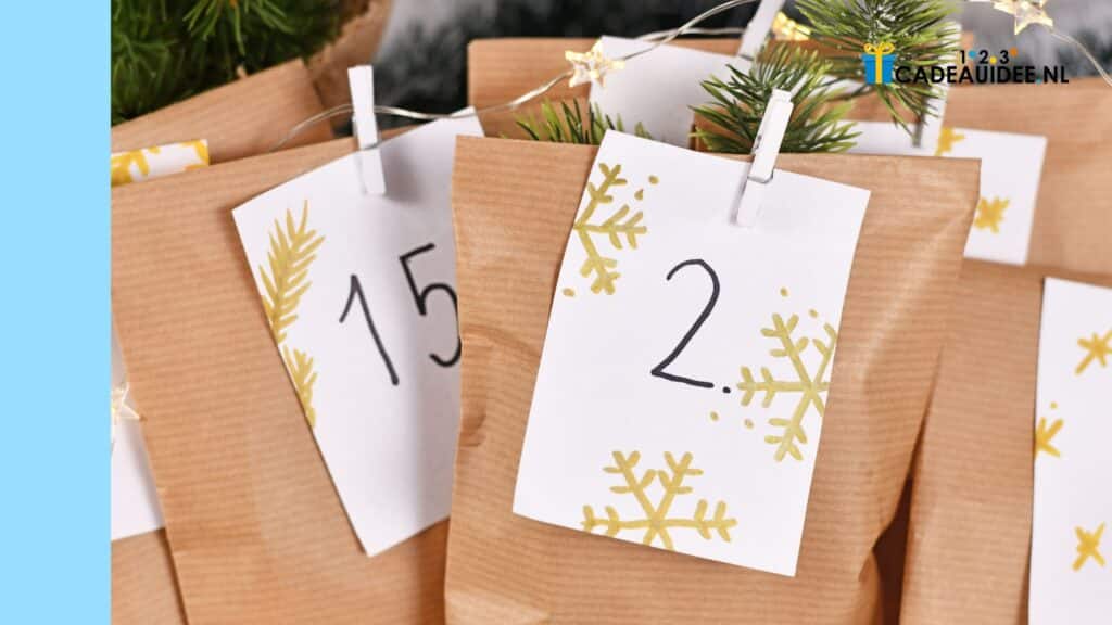 Bruine papieren zakken met genummerde kaarten, dennentakken en kerstverlichting voor adventskalender.