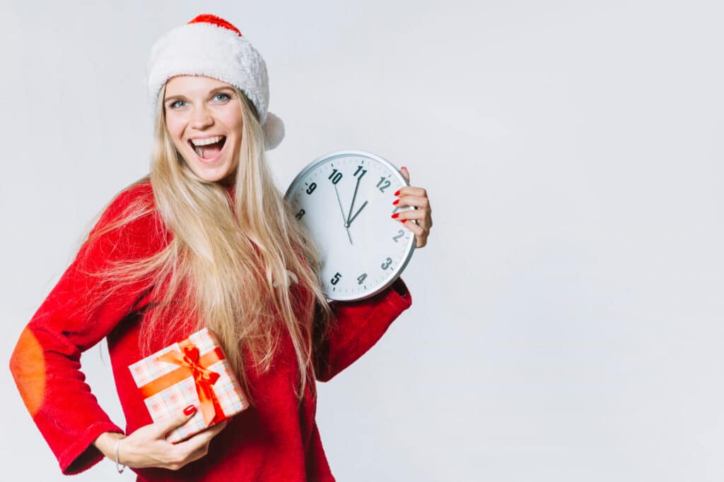 Last minute kerstcadeau: snel iets leuks vinden zonder stress 1 Vrouw met een last minute kerstcadeau