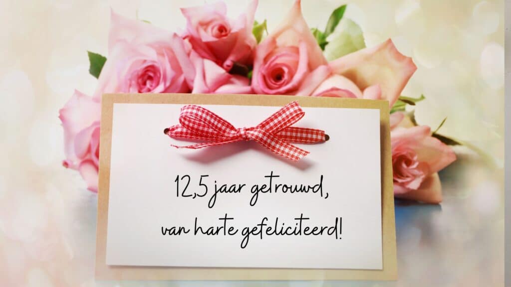 Cadeau voor 12,5 jaar getrouwd: de mooiste ideeën voor het koperen huwelijk 1 Roze rozen met een felicitatiekaart als cadeau voor 12,5 jaar getrouwd
