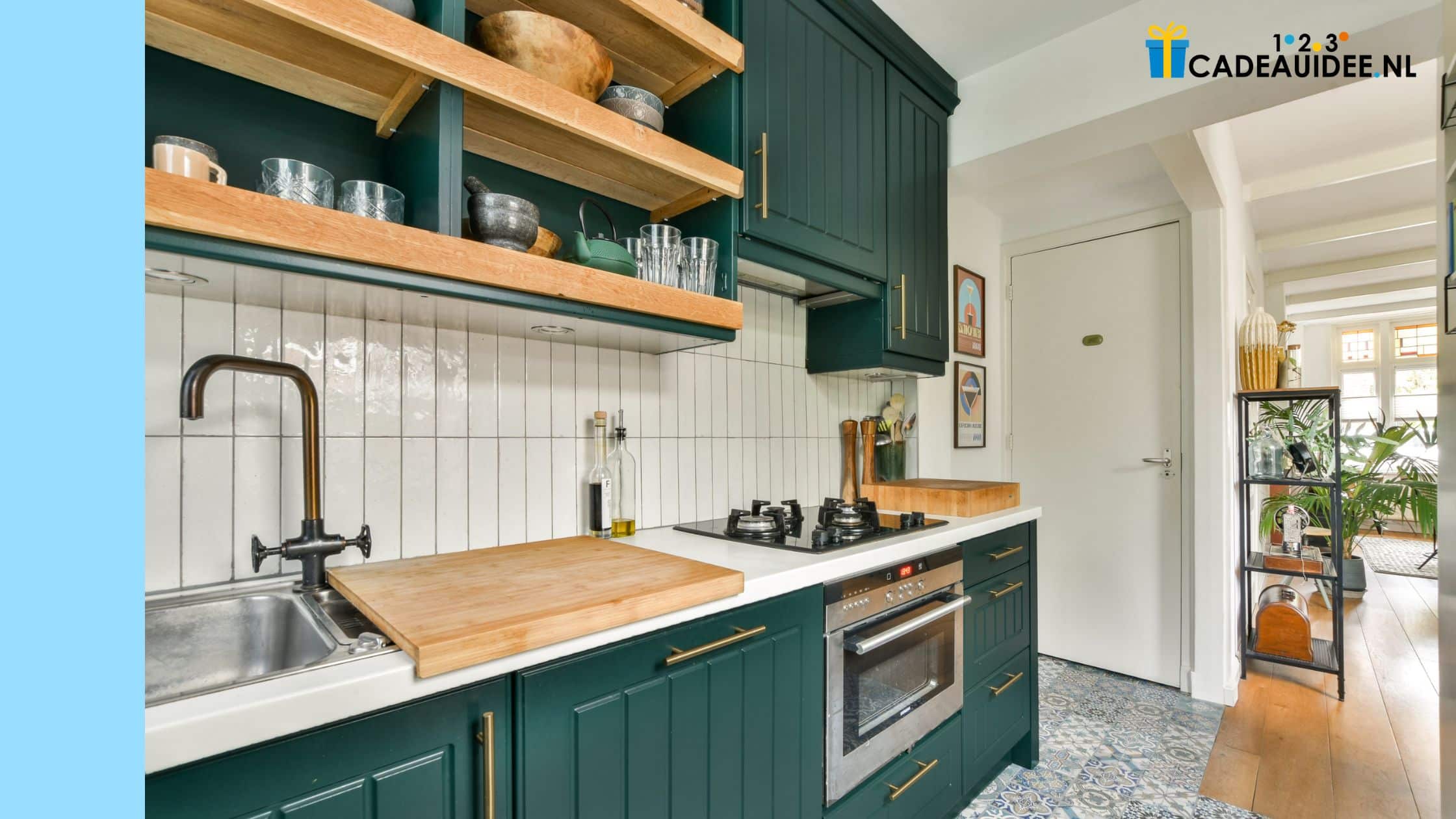 Donkergroene keuken met houten planken en snijplank, passend bij praktische cadeaus
